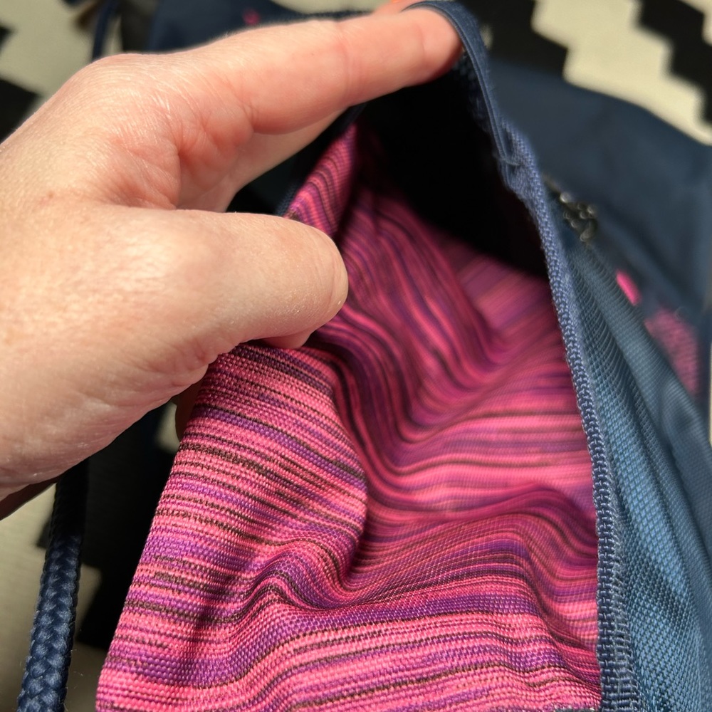 ADIDAS, drawstring backpack!! - Picture 7 of 12